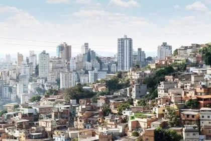 Foto de um exemplo de expansão urbana desordenada, espigões e favelas