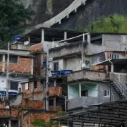 Foto de um conjunto de casas numa favela carioca, exemplo de moradias em áreas de risco