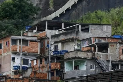 Foto de um conjunto de casas numa favela carioca, exemplo de moradias em áreas de risco