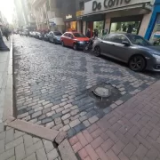 Mosaico de paralelepípedo rosa e preto nas calçadas da rua dos Andradas, Porto Alegre - Rio Grande do Sul; calçadas