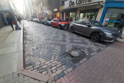 Mosaico de paralelepípedo rosa e preto nas calçadas da rua dos Andradas, Porto Alegre - Rio Grande do Sul; calçadas