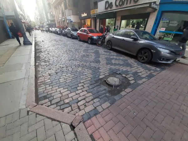 Mosaico de paralelepípedo rosa e preto nas calçadas da rua dos Andradas, Porto Alegre - Rio Grande do Sul; calçadas