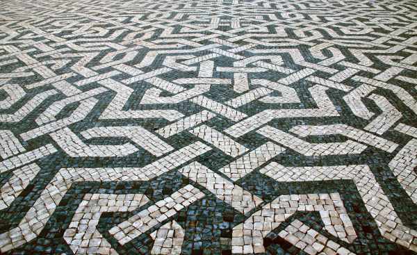 Passeio central, com calçadas características, da Praça dos Restauradores, centro, Lisboa - Portugal; 