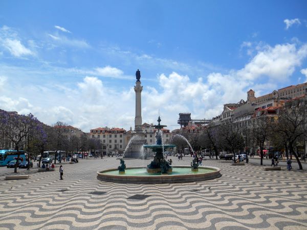 A calçadas portuguesas no formato de ondas, da Praça D. Pedro IV, Lisboa; Engenheiro Eusébio Pinheiro Furtado, Wikipédia, foto: Chester de Toronto – Canadá.