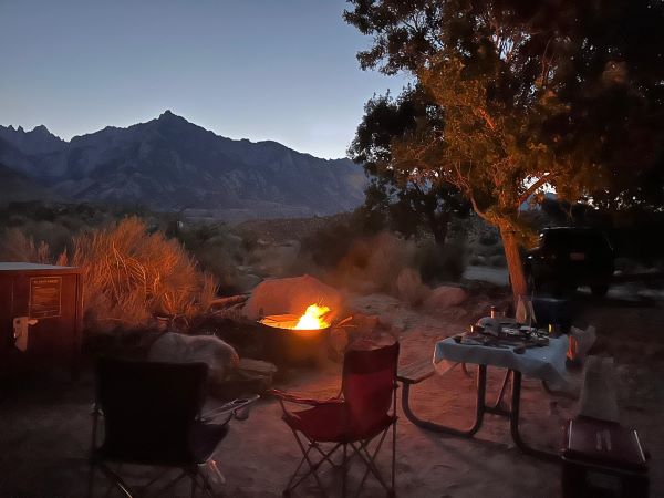 Fogueira para aguentar o frio das montanhas no parque Yosemite