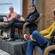 Foto de Léo Gerchmann e Nelson Asnis debatendo a questão judaica