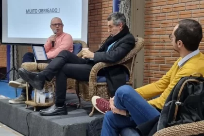 Foto de Léo Gerchmann e Nelson Asnis debatendo a questão judaica