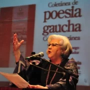 Foto da poeta Maria Carpi