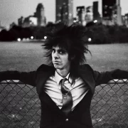 Foto do artista Nick Cave, com a cidade de Nova Iorque ao fundo