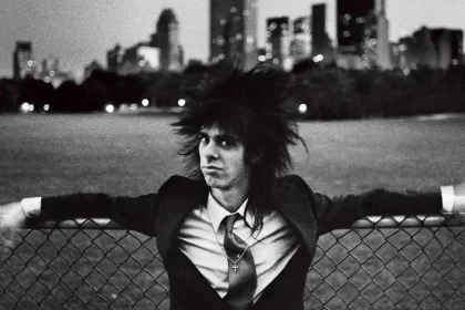 Foto do artista Nick Cave, com a cidade de Nova Iorque ao fundo