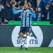 Foto do jogador Reinaldo, do Grêmio, no campo