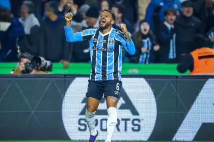 Foto do jogador Reinaldo, do Grêmio, no campo