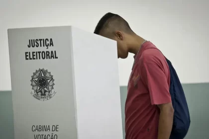 Foto de um rapaz numa cabine de votação. Candidatas e candidatos serão escolhidos este ano