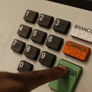 Foto do teclado de uma urna eletrônica. Voto é cidadania.