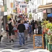 Foto de Cascais cheia de turistas. O turismo está virando problema