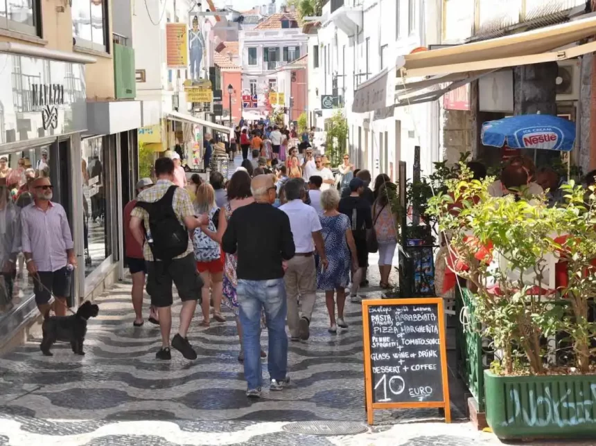 Foto de Cascais cheia de turistas. O turismo está virando problema