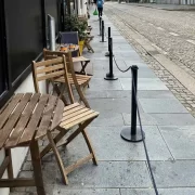 Fotos de cadeiras na rua. Autora fala da questão eleitoral