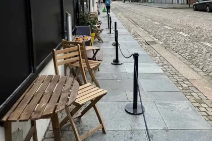 Fotos de cadeiras na rua. Autora fala da questão eleitoral