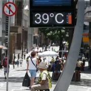 Foto de um relógio de rua, marcando 39 graus. calor prejudica a saúde