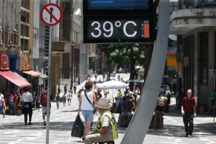 Foto de um relógio de rua, marcando 39 graus. calor prejudica a saúde