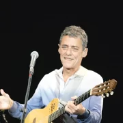 Foto do compositor Chico Buarque, que sugeriu a criação do ministério vai dar merda