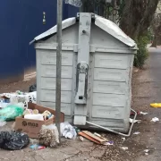 Foto de um container de lixo, com lixo à volta, em Porto Alegre. Eleições são só promessas