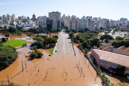 Foto da enchente de Porto Alegre. Falta debate sobre eventos extremos