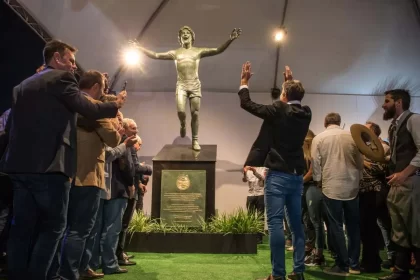 Foto da estátua de Renato Portaluppi no Grêmio