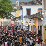 Foto de uma das ruas de paraty, durante a festa literária