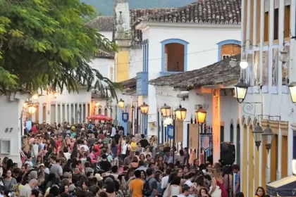 Foto de uma das ruas de paraty, durante a festa literária