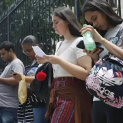 Jovens numa fila, geração nem-nem aumenta