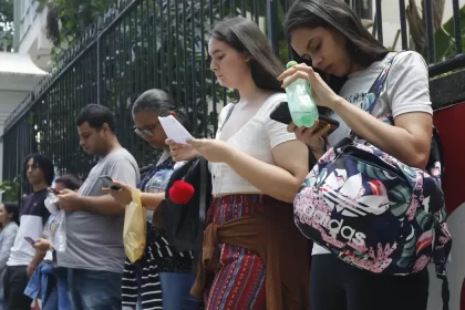 Jovens numa fila, geração nem-nem aumenta