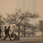 Foto da cidade coberta de fumaça, qualidade do ar prejudicada