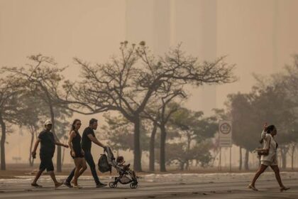 Foto da cidade coberta de fumaça, qualidade do ar prejudicada