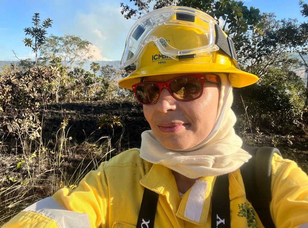 Foto de Juliana Arini, uma profissional que se dedica ao jornalismo ambiental