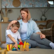 Foto de uma mãe com seu filho atípica. Mães estão sofrendo com desamparo