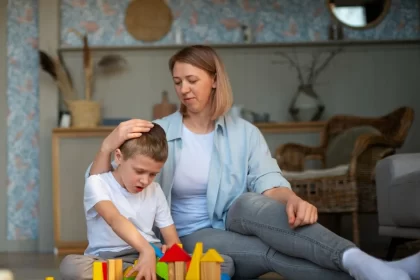 Foto de uma mãe com seu filho atípica. Mães estão sofrendo com desamparo