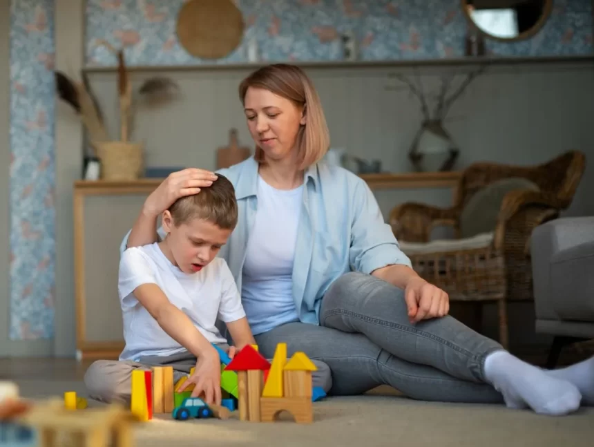 Foto de uma mãe com seu filho atípica. Mães estão sofrendo com desamparo