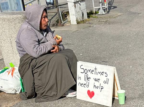 Foto de uma mendiga na rua de oslo, que é um bom lugar para morar