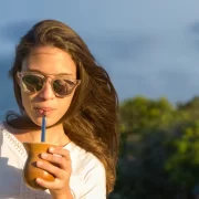 Mulher tomando chimarrão, tradicionalismo é muito conservador