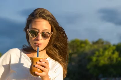 Mulher tomando chimarrão, tradicionalismo é muito conservador