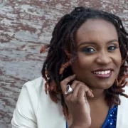 Foto de uma mulher negra sorrindo, políticas públicas para população negra