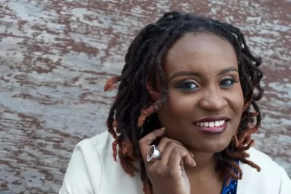 Foto de uma mulher negra sorrindo, políticas públicas para população negra