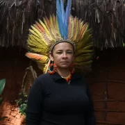 Foto de uma mulher indígena. Krenak criou a expressão futuro ancestral