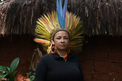 Foto de uma mulher indígena. Krenak criou a expressão futuro ancestral