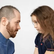 Foto de um pai e uma filha, autor fala da ação que nega a paternidade