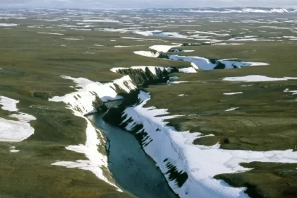 Foto de uma região do permafrost na Rússia, que contém muito metano aprisionado