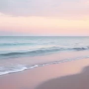 Foto da beira de praia com raios em tom róseo