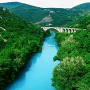 Foto da ponte de pedra em Gorizia, no nordeste da Italia