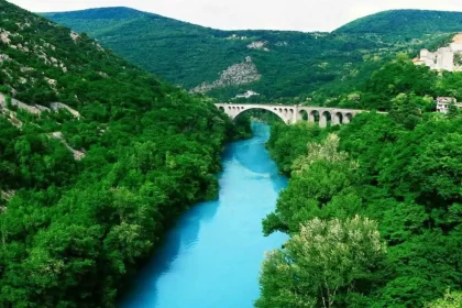 Foto da ponte de pedra em Gorizia, no nordeste da Italia